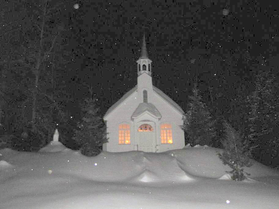 Chapelle la nuit en hiver